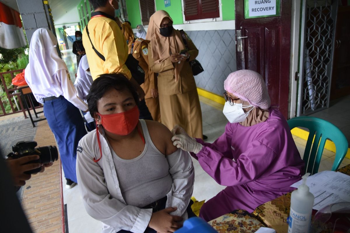 Pemkot Jambi saat melaksanakan program vaksinasi di sekolah untuk anak usia 12-17 tahun