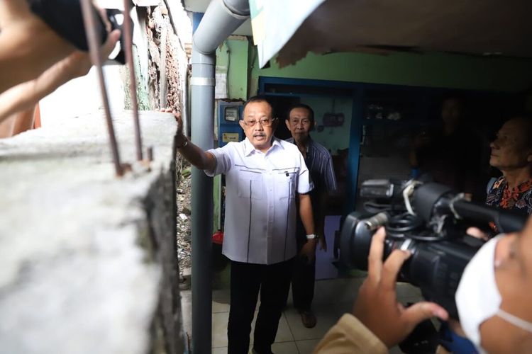 Wakil Wali Kota Surabaya Armuji saat melakukan mediasi soal penutupan jalan rumah di Kelurahan Nginden Jangkungan, Kecamatan Sukolilo, Surabaya, Jawa Timur.