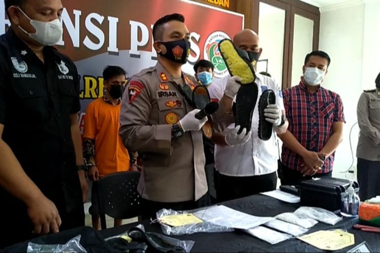 Wakapolrestabes Medan AKBP Irsan Sinuhaji menunjukkan sendal yang dimodifikasi untuk menyembunyikan barang bukti sabu sebanyak 415 gram oleh 4 orang warga Aceh Utara ke Kendari menggunakan jalur udara.