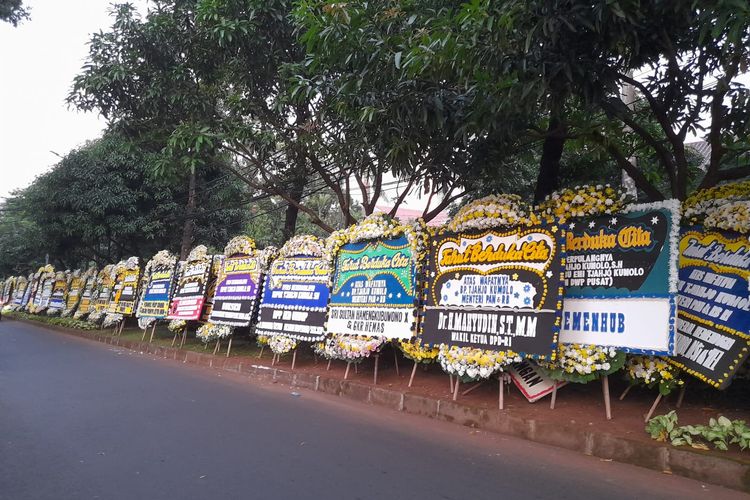 Karangan bunga dukacita untuk Menpan-RB Tjahjo Kumolo yang meninggal dunia pada Jumat (1/7/2022). Karangan bunga itu berada di dekat rumah dinas Tjahjo, Jalan Widya Chandra IV Nomor 22, Jakarta Selatan.