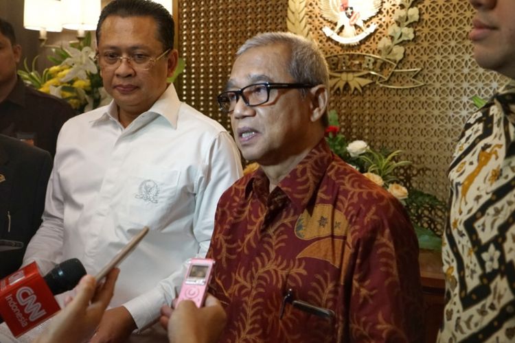 Ketua PP Muhammadiyah Bidang Hukum dan HAM Busyro Muqoddas seusai bertemu Ketua DPR Bambang Soesatyo terkait pembahasan RUU Antiterorisme, di gedung Nusantara III, Kompleks Parlemen, Senayan, Jakarta, Senin (21/5/2018).