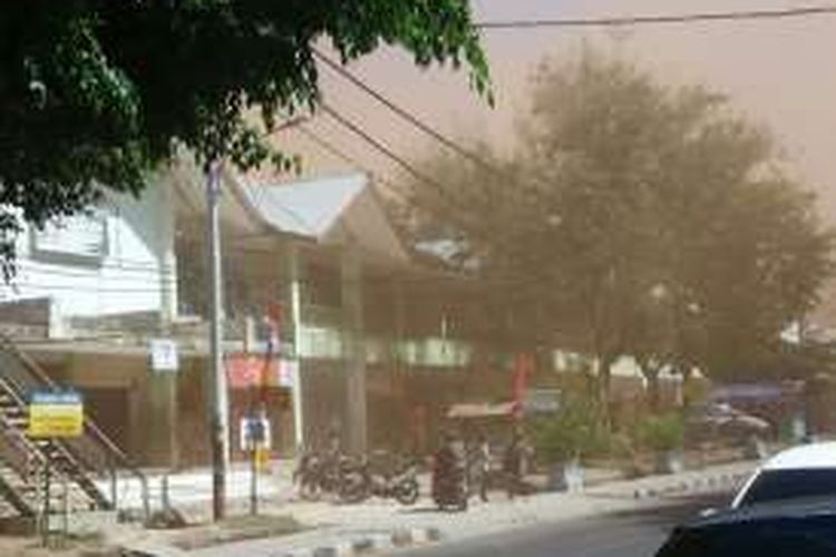 Kepulan asap menutupi sejumlah bangunan di stadion Merdeka Kupang, NTT