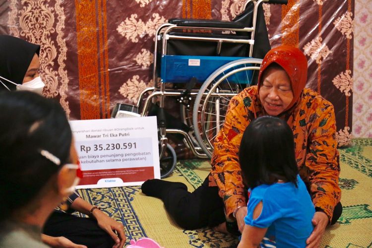 Menteri Sosial (Mensos) Tri Rismaharini menyerahkan donasi Rp 35.230.591 kepada Mawar Tri Eka Putri (6). Balita yang merupakan warga Gedungsari, Kecamatan Wonosari, Kabupaten Gunung Kidul, Daerah Istimewa Yogyakarta ini menderita Sindrom Nefrotik.