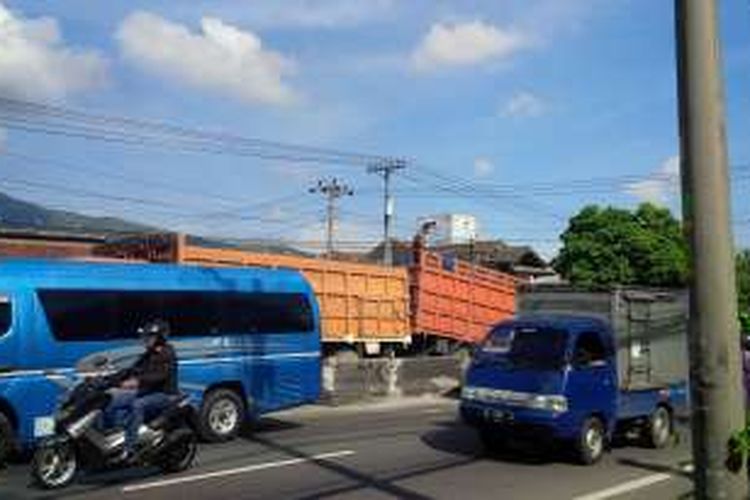 Truk bernomor H 1824 AE milik CV Hasil Padi yang dikemudikan oleh Nur Biyanto (20), warga Deso Bolo, Demak, mengalami kecelakaan di Jalan Jendral Sudirman, Ungaran, Jawa Tengah, Jumat (23/9/2016).