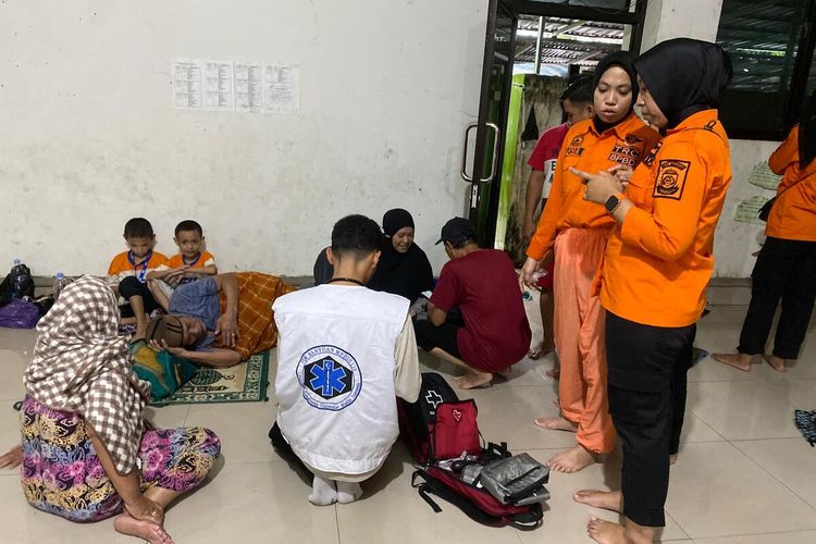 Beberapa pengungsi di Kecamatan Manggala, Kota Makassar, Sulsel, yang diperiksa kesehatannya oleh petugas. Minggu (15/12/2024).