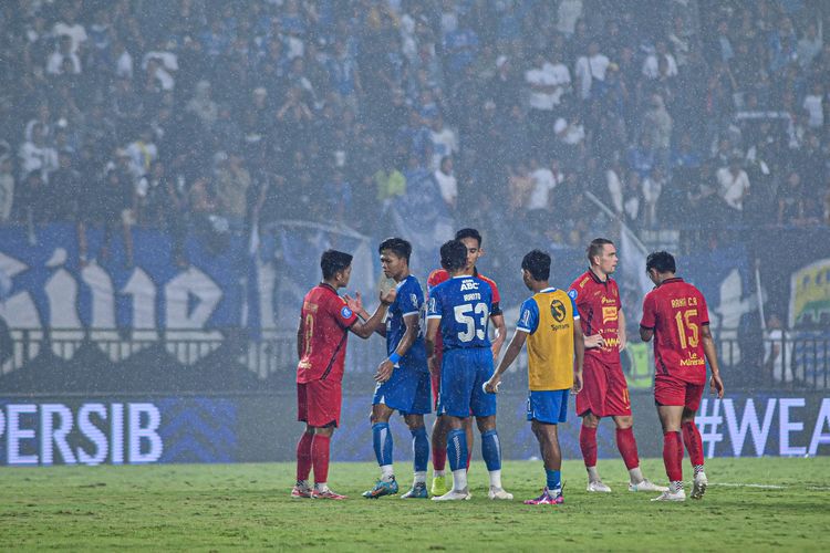 Pertandingan Persib vs Persija Senin (23/9/2024) di Stadion Si Jalak Harupat, Soreang, Kabupaten Bandung, mulanya berjalan lancar hingga wasit Muhammad Nazmi meniup peluit panjang tanda berakhirnya laga. Namun yang terjadi setelah pemain masuk lorong ganti tak diprediksi, kerusuhan terjadi.