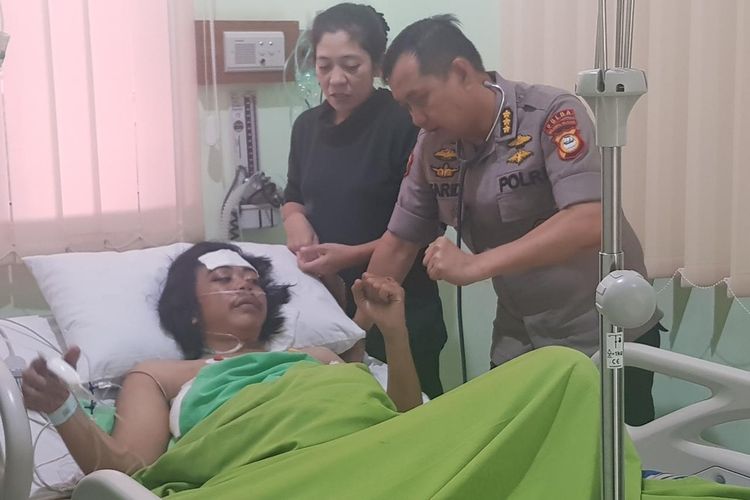 Dicky Wahyudi (19), korban tabrakan kendaraan taktis polisi saat dikunjungi Kepala Rumah Sakit Bhayangkara Makassar Kombes Pol dr Farid Amansyah di ruang ICU, Rabu (2/10/2019).