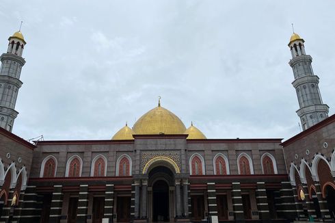 Ngabuburit ke Masjid Kubah Emas, Tempat Ibadah yang Adopsi Gaya Arsitektur Timur Tengah