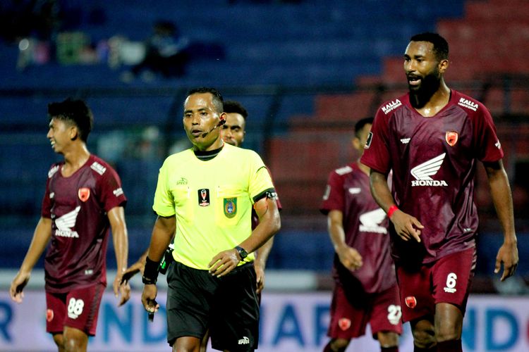 Wasit Mansyur saat memimpin pertandingan kedua babak penyisihan Grup D Piala Presiden 2022 PSM Makassar melawan Persikabo 1973 yang berakhir dengan skor 0-1 di Stadion Kanjuruhan Kepanjen, Kabupaten Malang, Rabu (15/6/2022) sore.