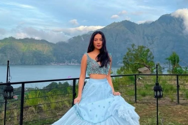 Erika Carlina kerap menampilkan beragam style menarik, mulai dari sporty sampai feminin. Contek gayanya untuk meningkatkan penampilanmu.