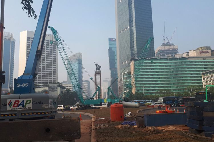 Bagian atas Jembatan Penyebrangan Orang (JPO) Bundaran Hotel Indonesia (HI) di Jalan MH Thamrin, Jalarta Pusar, telah selesai dibongkar, Selasa (31/7/2018)