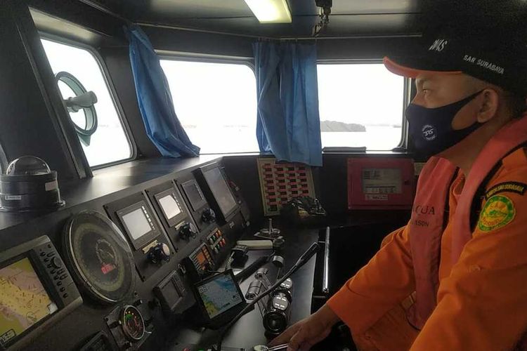Petugas Basarnas melakukan pencarian 3 ABK kapal Tug Boat Mitra Jaya VIII di perairan selatan Pulau Bawean, Jumat (11/12/2020).