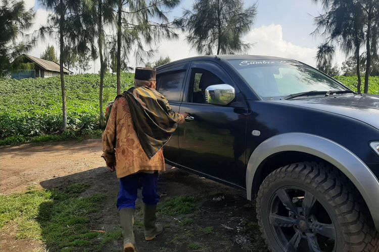 Mbah Kerto, miliarder asal Desa Ranupane, Kecamatan Senduro, Kabupaten Lumajang, Jawa Timur, saat menuju mobilnya, Jumat (1/7/2022)