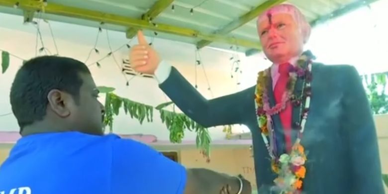 Bussa Krishna, seorang pria di Telangana, India, memberikan penghormatan bagi patung Presiden AS Donald Trump yang dia anggap sebagai dewa.