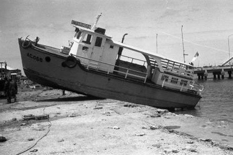 Sebuah motor boat yang terlempar sampai ke darat akibat gelombang pasang raksasa (tsunami) yang melanda Pulau Flores, Sabtu, 12 Desember 1992.