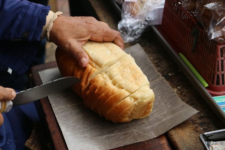 Roti tawar dari Toko Roti Tan Keng Chu, jenis roti yang diperuntukan bagi para tentara Belanda di seluruh Jawa Barat di era kolonial.