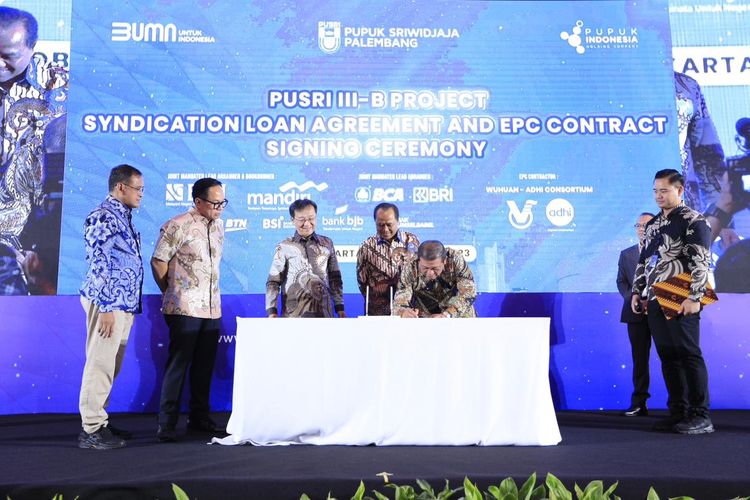 Penandatanganan Perjanjian Kredit Pendanaan dan Engineering Procurement Construction (EPC) Proyek Pusri-IIIB di Hotel The Langham, Jakarta, Jumat (13/10/2023).