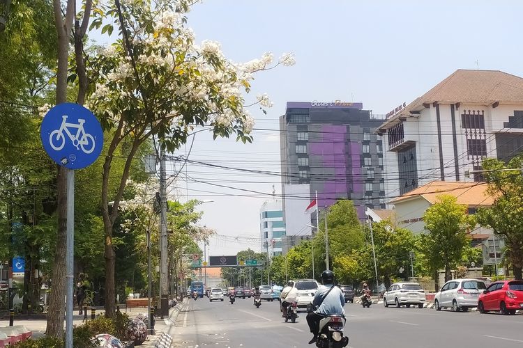 Suasana Jalan Pemuda Semarang, Jawa Tengah saat siang hari