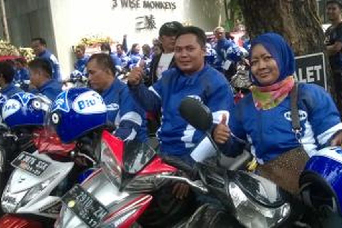 Puluhan pengendara Blu-Jek hadir dalam pengenalan ojek online Blu-Jek kepada wartawan, Kamis (17/09/15)