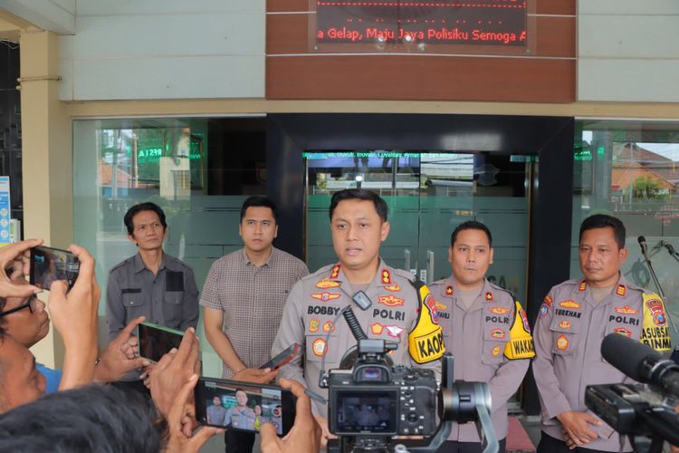 Kapolres Lamongan AKBP Bobby A. Condroputra (tengah), ketika memberikan keterangan kepada awak media di kantor Polres Lamongan, Jawa Timur, Rabu (28/2/2024).