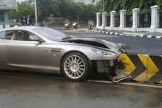 Ini Kerusakan yang Dialami Aston Martin Tabrak Separator Busway