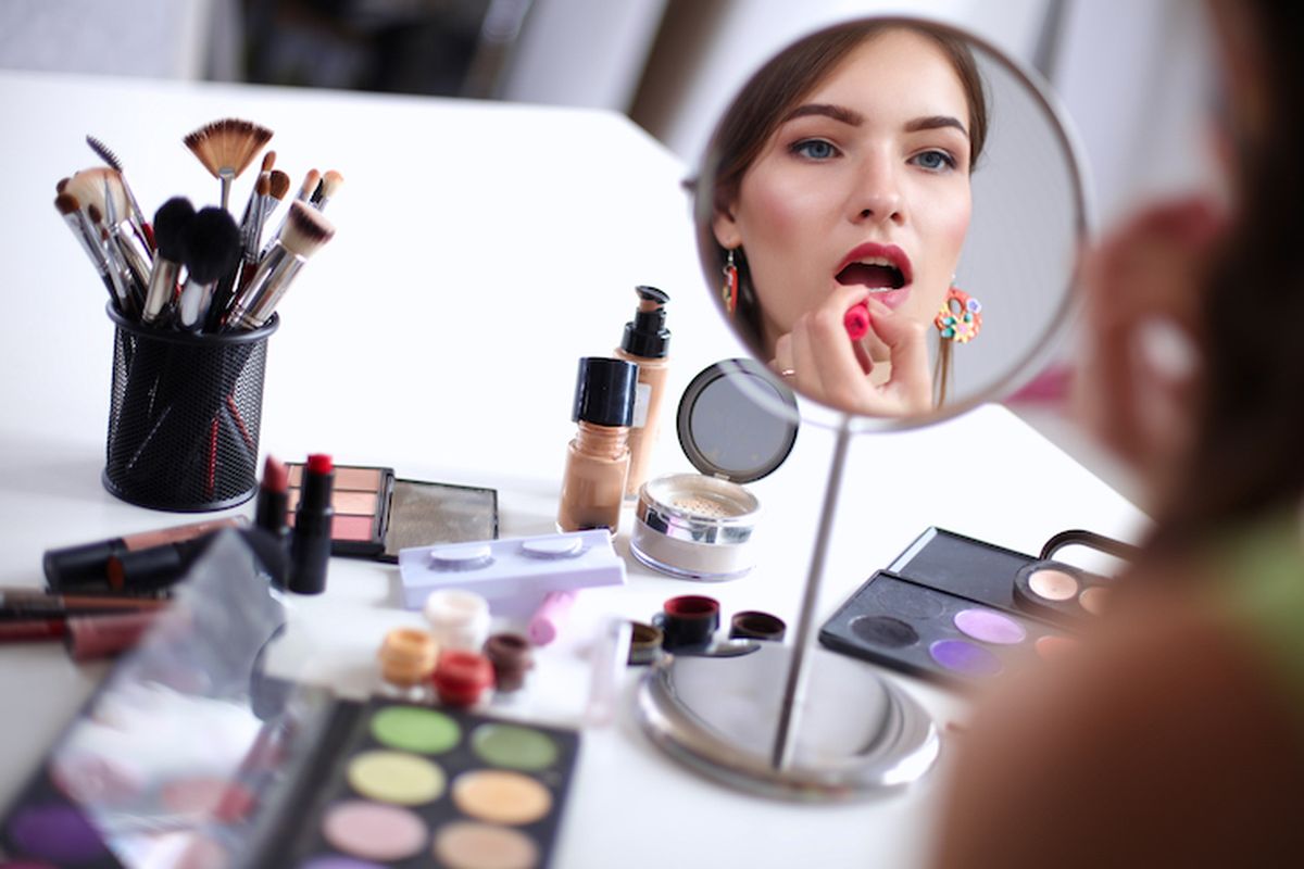 Illustrasi wanita sedang makeup 