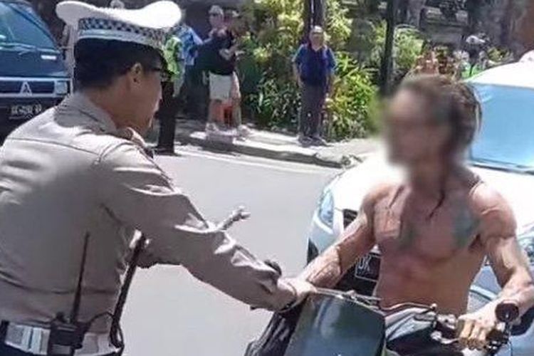 Viral WNA pelanggar lalu lintas bentak Kasatlantas Gianyar saat melakukan razia di Catus Pata depan Puri Ubud, Kabupaten Gianyar, Bali. 