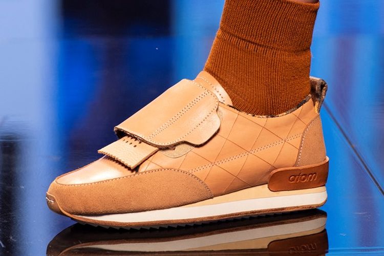 Sepatu Pijakbumi seri atom yang menggunakan velcro pada bagian punggung kaki, dipamerkan dalam The Micam Milano 2020.