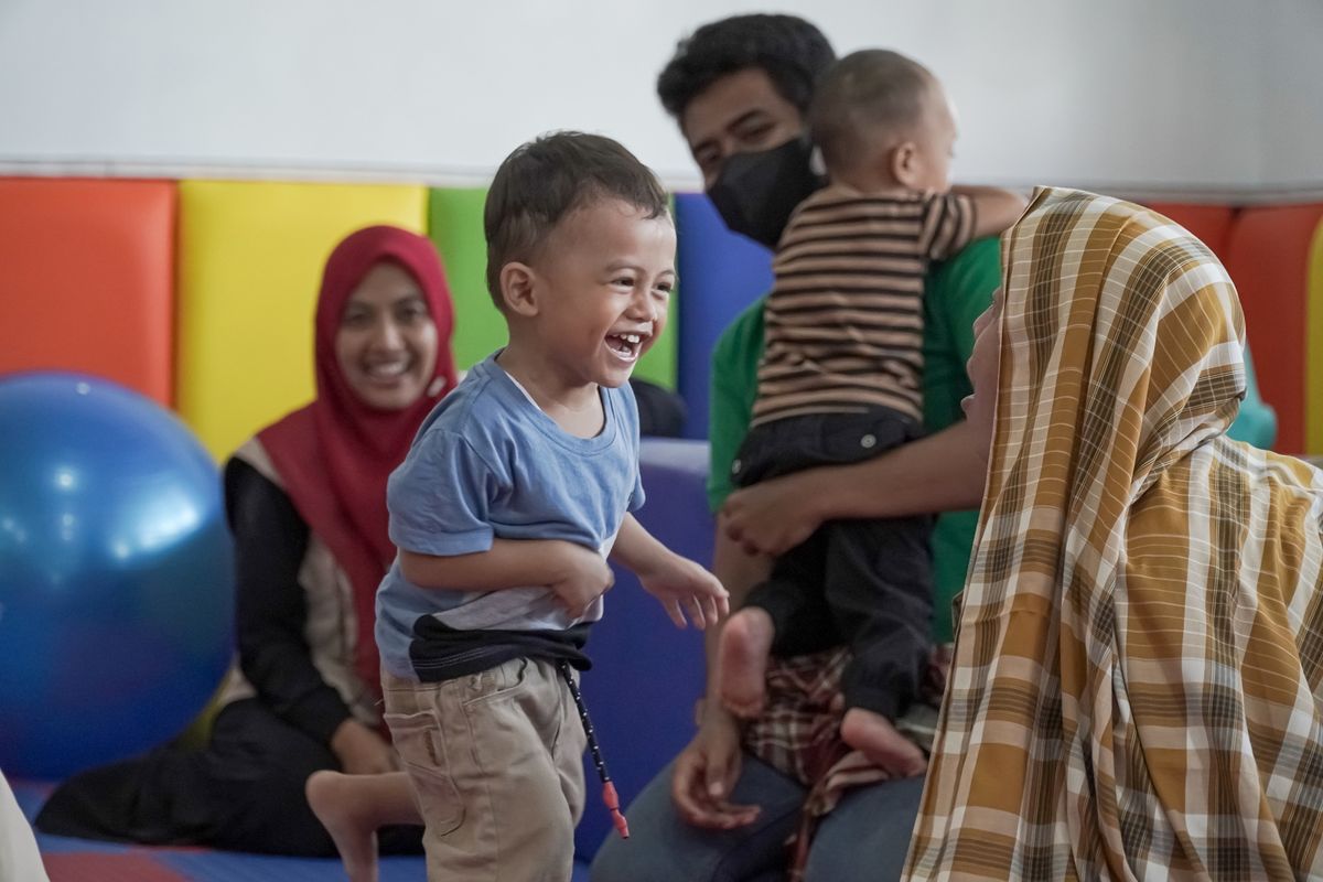 Ilustrasi anak sedang bermain dengan orangtuanya. 
