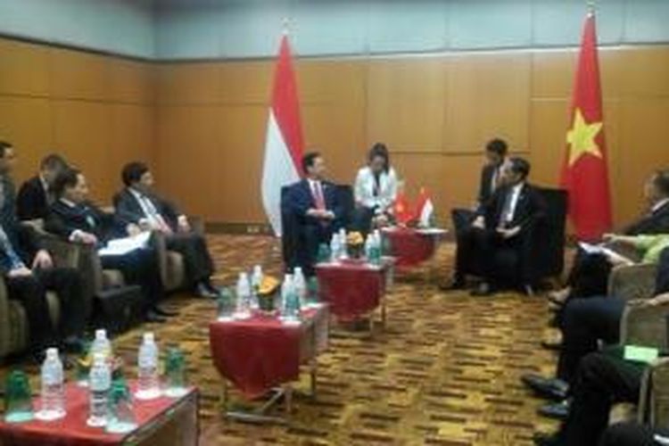 Presiden Joko Widodo melakukan pertemuan bilateral dengan Perdana Menteri Vietnam Nguyen Tan Dung, Minggu (22/11/2015) di sela-sela KTT ke 27 ASEAN di Kuala Lumpur Convention Center, Malaysia.