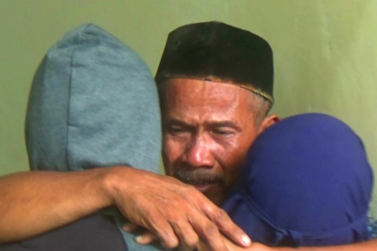 Pertemuan dramatis antara Suyatno dengan kedua anaknya.