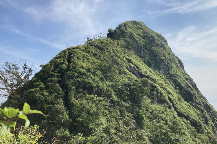 Puncak Gunung Parang yang terlihat dari jalur pendakian via Pesanggrahan di Kabupaten Purwakarta, Jawa Barat, Minggu (13/6/2021).