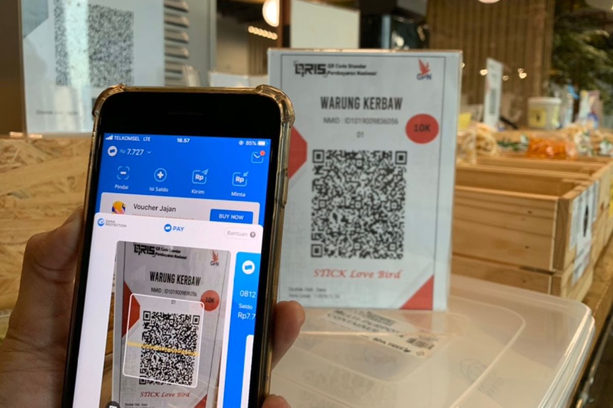 Quick Response Code Indonesian Standard atau QRIS adalah standar pembayaran menggunakan metode QR code atau kode barcode dari Bank Indonesia