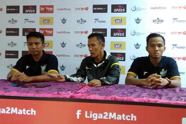 Pelatih Persegres Gresik United Pudji Handoko (kiri) dan Revi Agung Wibawa (kanan).