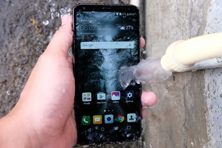 Bahkan saat disiram dengan air seperti ini, LG G6 tetap bisa berfungsi normal.