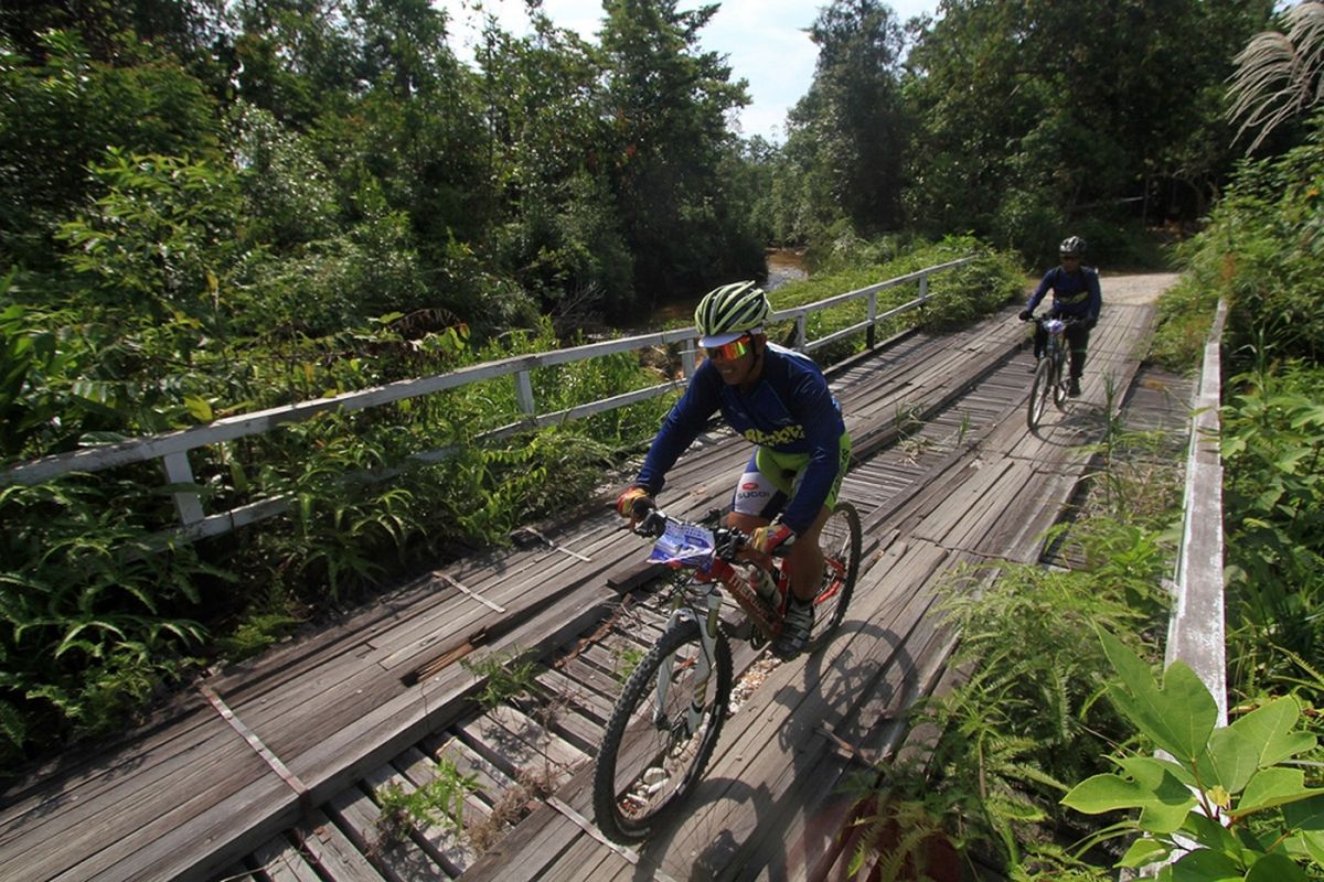 Peserta Bersepeda di Jantung Borneo saat melewati jalur sepanjang 65 kilometer dari Badau menuju Bukit Kedungkang, Kalimantan Barat, Sabtu (28/10/2017). Perhelatan Bersepeda di Jantung Borneo diselenggarakan bertepatan dengan agenda besar Festival Danau Sentarum Betung Kerihun, memadukan olahraga dan ekowisata serta mengajak masyarakat menyadari lebih dalam arti dari konservasi.