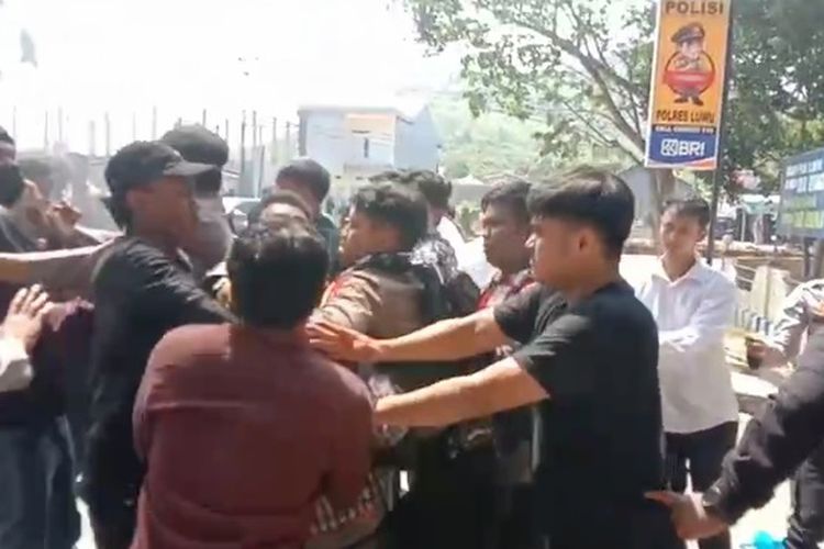 Aksi unjuk rasa mahasiswa bersama warga Kecamatan Latimojong yang mengatasnamakan Aliansi anti mafia tanah berlangsung ricuh di depan Polres Luwu, Sulawesi Selatan, Senin (6/11/2023) siang.