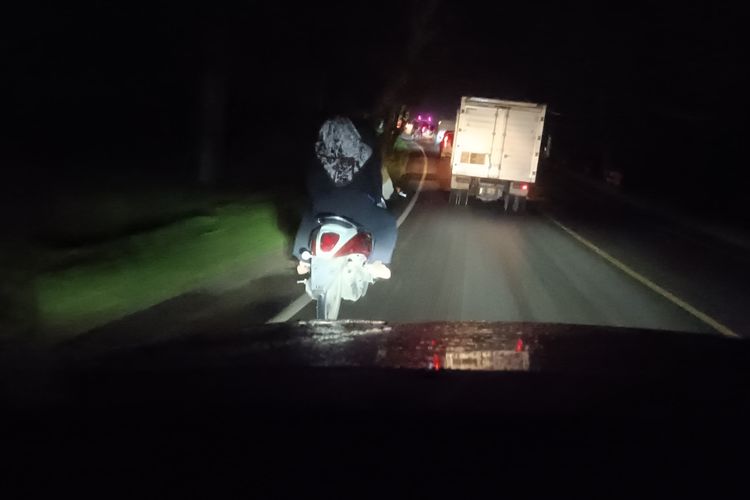 Banyaj Motor dengan Lampu Belakang Mati di Lintas Sumatera, Berbahaya