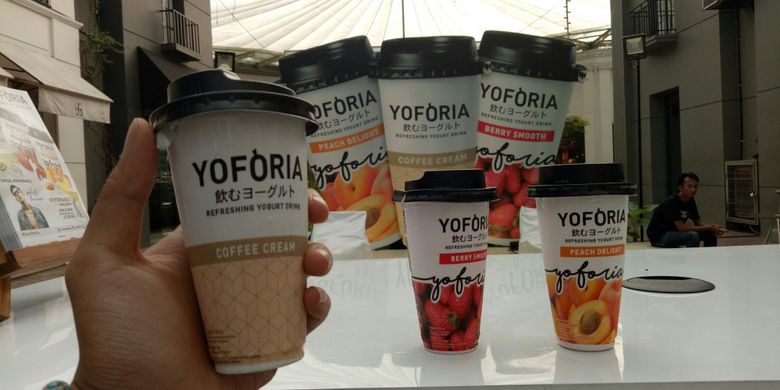 Youghurt baru, dalam kemasan yang dijual di berbagai mini market modern. Dengan kombinasi tiga rasa, dan yang paling pertama mengeluarkan varian youghurt kopi di Indonesia.