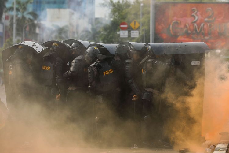 Suasana bentrok antara Pelajar dan Polisi di Kawasan Harmoni, Jakarta Pusat, Kamis (8/10/2020)