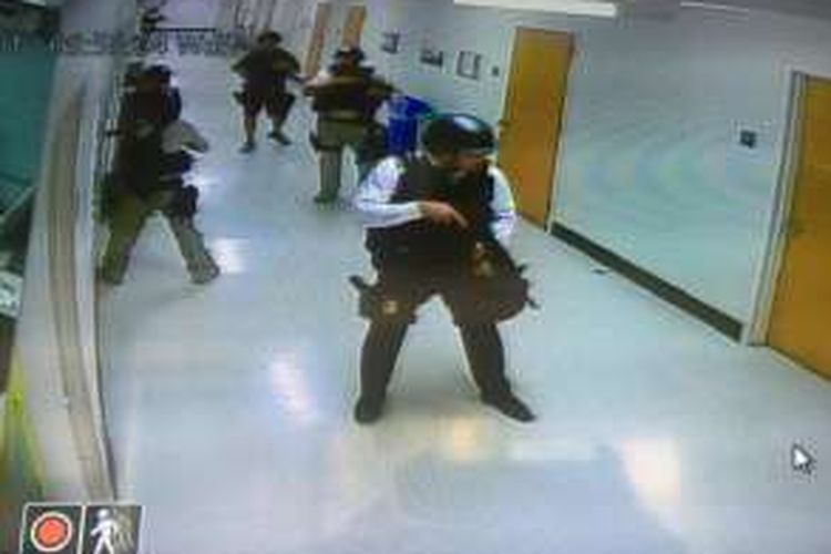 Sekelompok polisi terekam kamera pengawas (CCTV) sedang menyisir lorong dan ruang kampus Universitas California, Los Angeles, AS,  setelah laporan bahwa seseorang telah melakukan penembakan di kampus itu, Rabu (1/6/2016).
