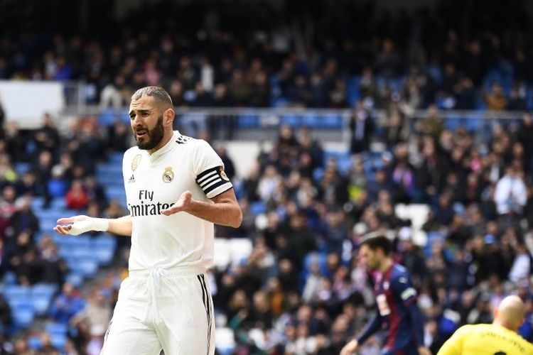 Reaksi Karim Benzema seusai golnya pada laga Real Madrid vs Eibar dalam lanjutan Liga Spanyol di Stadion Santiago Bernabeu dianulir wasit, 6 April 2019. 