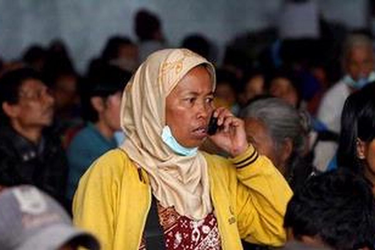 Kepanikan korban letusan Gunung Merapi terlihat di posko pengungsian Stadion Maguwoharjo, Sleman, Yogyakarta, Jumat (5/11/2010). Letusan Gunung Merapi yang terjadi pagi dini hari tadi mengakibatkan sedikitnya 54 orang tewas dan 66 orang luka-luka terkena semburan awan panas. 
