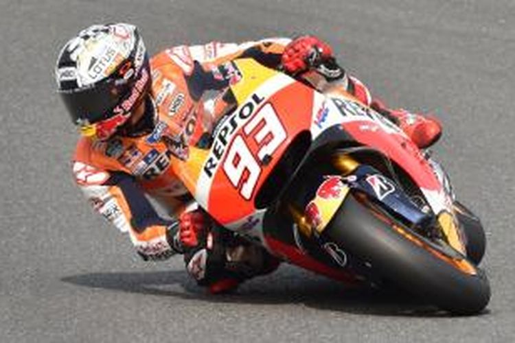 Pebalap Repsol Honda asal Spanyol, Marc Marquez, memacu motornya pada sesi latihan bebas ketiga GP Jepang di Sirkuit Twin Ring Motegi, Sabtu (10/10/2015).