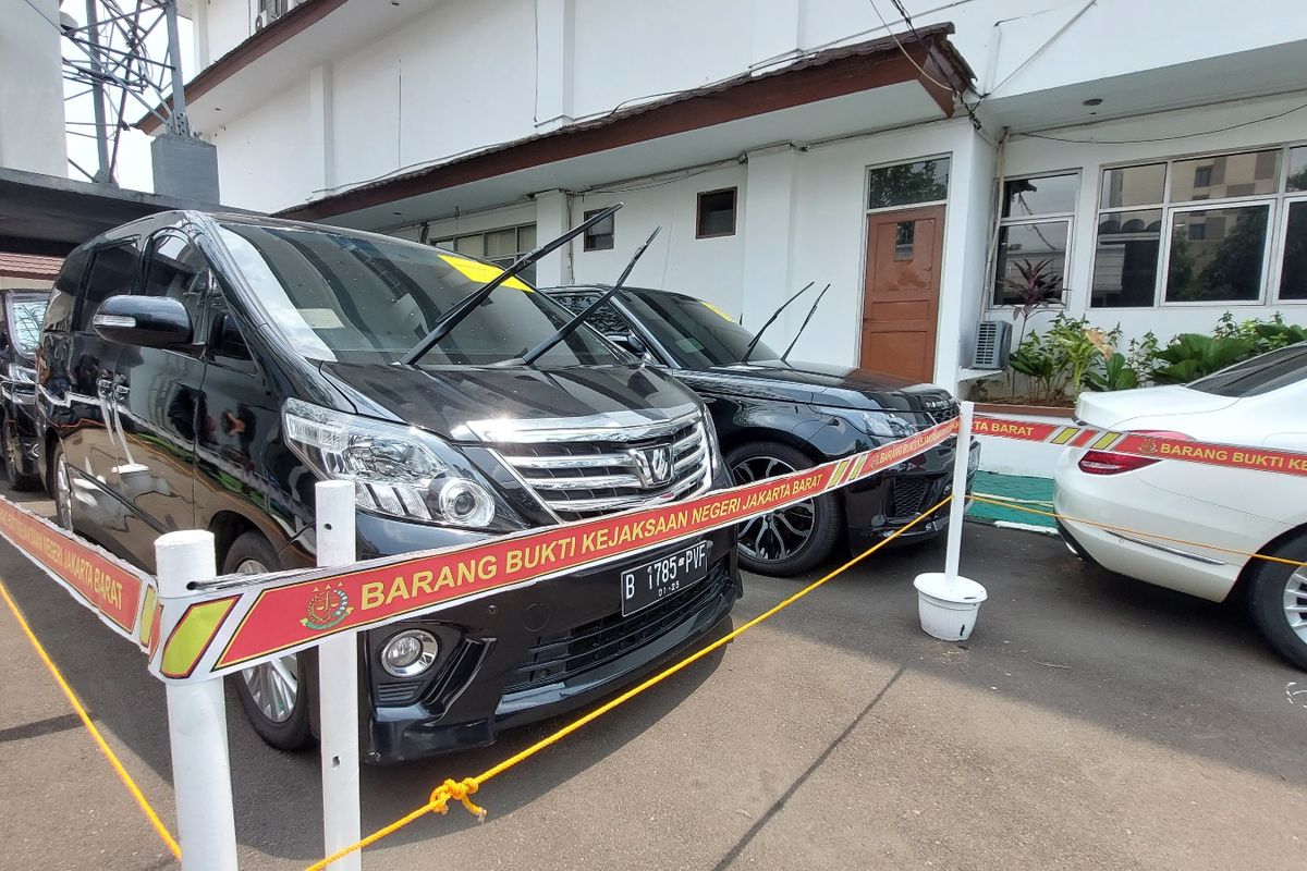 Kejaksaan Negeri Jakarta Barat menyita puluhan mobil mewah sebagai barang bukti dari kasus investasi Bodong KSP Indosurya, Jumat (14/10/2022).