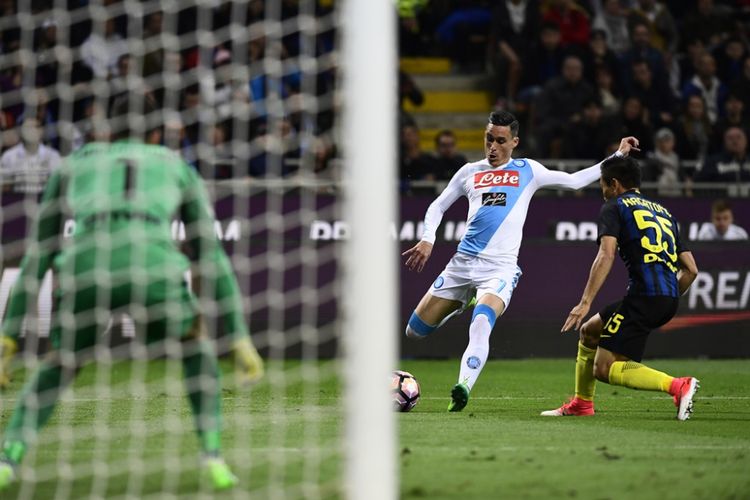 Penyerang Napoli, Jose Callejon (kostum putih), melepaskan tembakan ke gawang Inter Milan pada partai lanjutan Serie A - kasta teratas Liga Italia - di Stadion Giuseppe Meazza, Minggu (30/4/2017).