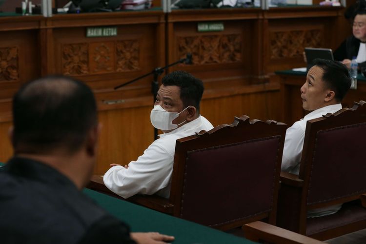 Terdakwa kasus pembunuhan berencana Brigadir Nofriansyah Yosua Hutabarat atau Brigadir J, Kuat Ma'ruf dan Ricky Rizal menjalani sidang di Pengadilan Negeri Jakarta Selatan, Selasa (20/12/2022). Jaksa Penuntut Umum menghadirkan seorang saksi ahli digital forensik dari Polri, Hery Priyanto.