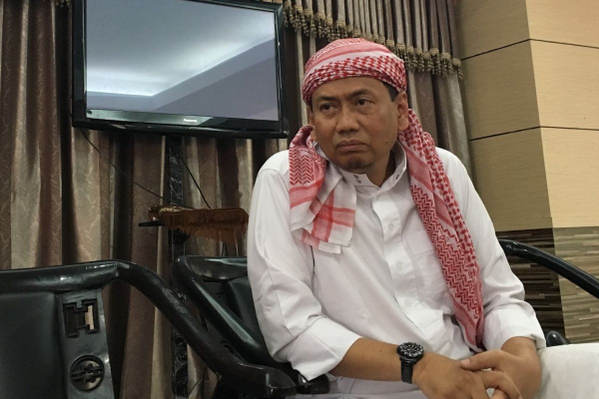 Kapitra Ampera, kuasa hukum pimpinan Front Pembela Islam (FPI) Rizieq Shihab, saat ditemui usai shalat Jumat di Masjid Al Ittihaad, Tebet, Jakarta Selatan, Jumat (12/5/2017). 