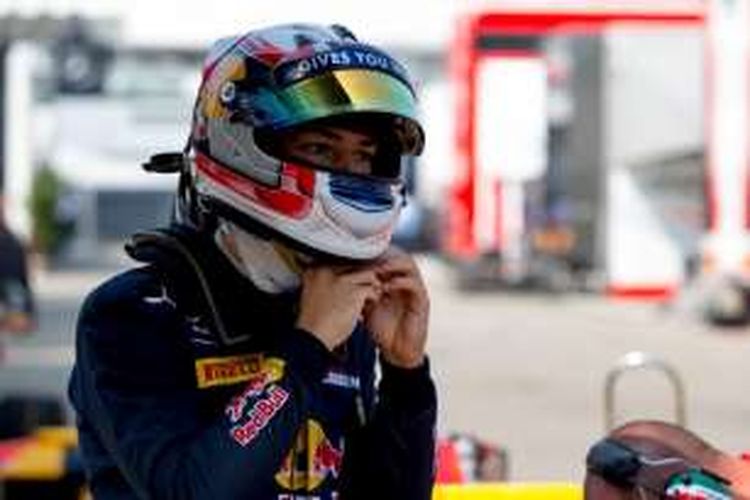 Pebalap Prema Racing asal Perancis, Pierre Gasly, bersiap sebelum menjalani sesi latihan GP2 Series Inggris di Sirkuit Silverstone, Jumat (2/9/2016).
