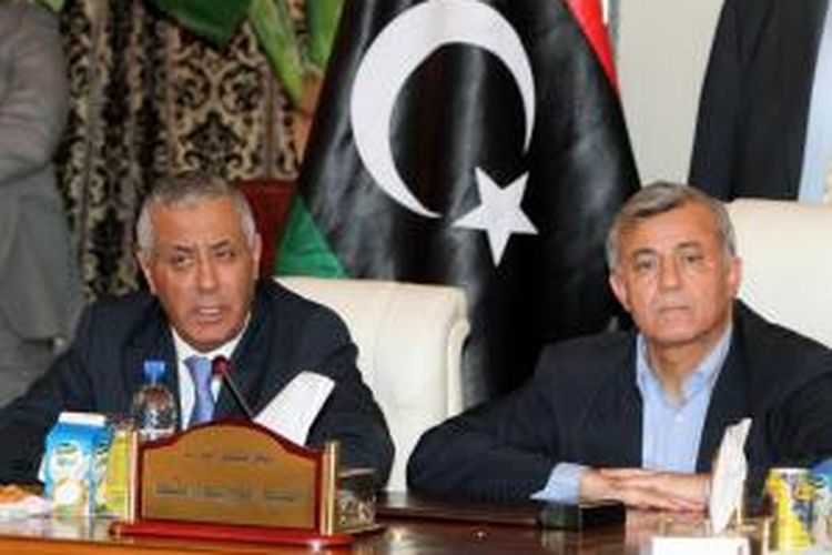 PM Libya Ali Zeidan (kiri) dan Ketua Kongres Umum Nasional Nouri Bousahmein menggelar jumpa pers tak lama setelah para penculik membebaskan Zeidan, Kamis (10/10/2013).